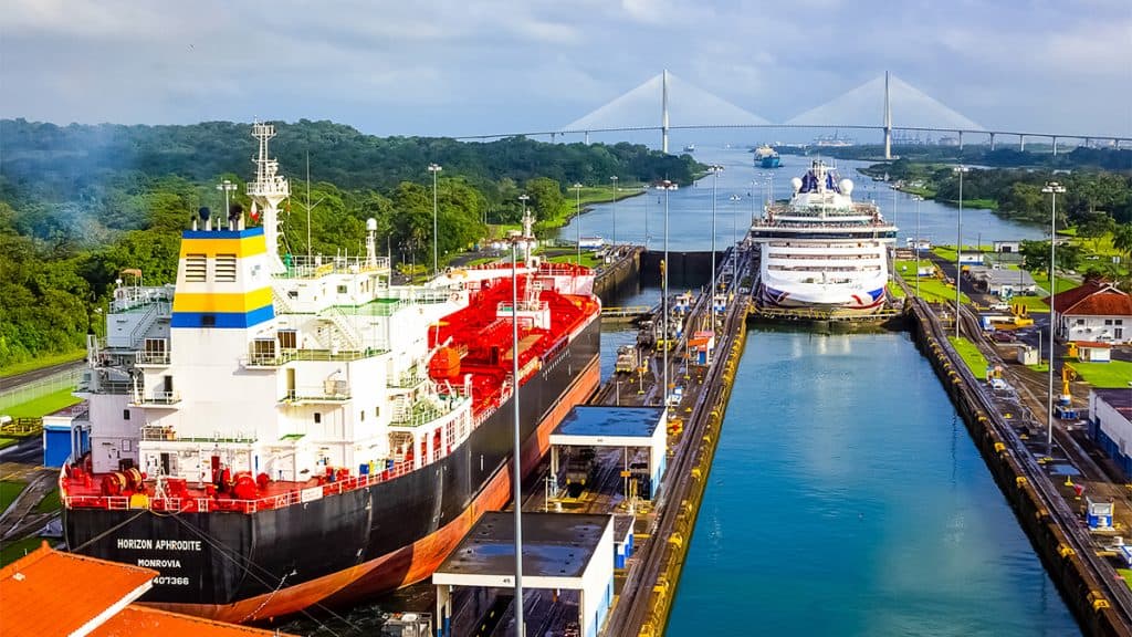 Navios no Canal do Panamá