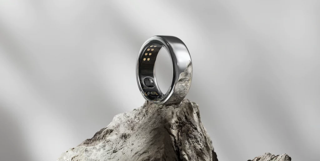 Anel inteligente Oura Ring em cima de pedra